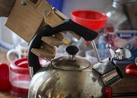 Cylon dapat melakukan sejumlah pekerjaan rumah, seperti menuang air. REUTERS/Gleb Garanich.