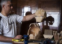 Baladin juga kini tengah membuat pacar untuk Cylon. REUTERS/Gleb Garanich.