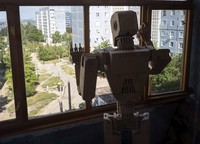 Baladin berharap nantinya dalam membuat sebuah keluarga robot dari kayu dan dapat dipamerkan. REUTERS/Gleb Garanich.