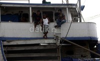 Tidak ada pekerjaaan, para Anak buah kapal (ABK) memilih bersantai. Lamhot Aritonang/detikFoto.