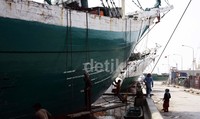 Sejumlah pekerja sedang melakukan perbaikan kapal. Lamhot Aritonang/detikFoto.