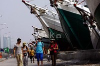 Wisatawan asing, menikmati pelabuhan Sunda Kelapa. Lamhot Aritonang/detikFoto.
