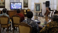 SBY didampingi sejumlah menteri menonton siaran langsung tersebut di Istana Cipanas, Jawa Barat, Minggu (11/8). Abror Rizki/Setpres.