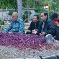 Sehari di Jombang, Bambang DH Nyekar ke Makam Gus Dur