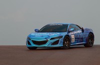 NSX melaju sejauh 2,4 mil di trek balapan dengan dikendarai oleh beberapa insinyur pengembangan Ohio. Aksi perdana mobil super Honda ini disambut antusias para penggemarnya. (dok. Honda)