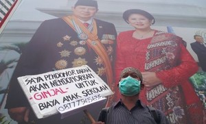 Dwi Jual Ginjal di Bawah Baliho SBY di Bundaran HI