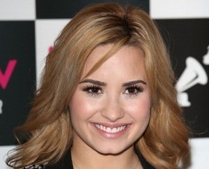 Demi Lovato Jauhi Clubbing agar Terhindar dari Gangguan Mental