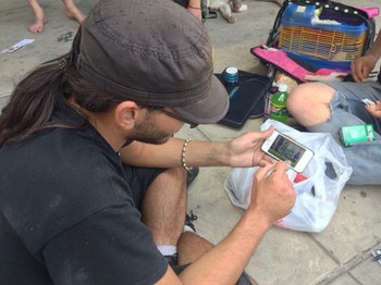 Ini adalah seorang gelandangan di New York yang dipanggil Ziggurat. Dia memiliki iPhone 4. (kredit foto: business insider)