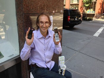 Charles hidup di New York sejak lahir dan sekarang menjadi gelandangan. Ia punya dua buah ponsel. (kredit foto: business insider)