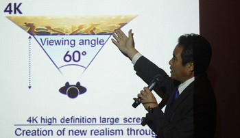 Masashi mepresentaikan keunggulan tv 4K yang dilengkapi dengan TRILUMINOS Desplay LED blacklighting sehingga menampilkan warna maksimal, terutama merah dan hijau.