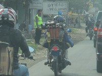 Selain botol minuman, motor juga perlu diberi 'minuman' kan Bro? (Foto Kemas Yulius).