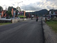 Tak sekadar lewat, kebanyakan dari mereka menyempatkan diri untuk berhenti dan menikmati udara sejuk yang jarang ditemukan di kota (Putri/detikTravel)