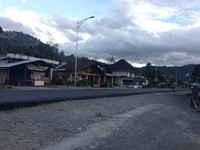 Meski cahaya matahari terasa begitu menyengat, ternyata udara di Kayu Aro tetaplah dingin. Tak sedikit traveler yang mengenakan baju hangat ketika berada di sana (Putri/detikTravel)