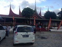 Asyiknya, sambil menikmati suasana Puncak ala Sumbar, Anda menikmati aneka gulai hangat yang ada di rumah makan di sepanjang Kayu Aro (Putri/detikTravel)