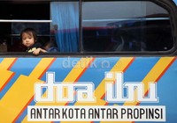 Bus yang mengangkut pemudik memasuki terminal kampung Rambutan.     