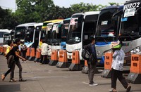 Aktivitas di terminal kampung rambutan masih terlihat sepi hingga hari ini.
