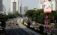 Sejumlah ruas jalan di Jakarta terpantau masih lengang di hari pertama usai libur bersama lebaran.