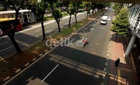 Jalan protokol Thamrin - Sudirman, Jakarta terpantau masih lengang di hari pertama usai libur bersama lebaran, Senin (12/8/2013)