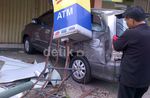 Bus TNI Seruduk Gerobak Pedagang dan Innova
