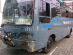 Bus TNI Seruduk Gerobak Pedagang dan Innova