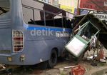 Bus TNI Seruduk Gerobak Pedagang dan Innova