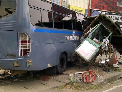 Bus TNI Seruduk Gerobak Pedagang dan Innova