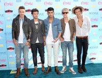 Para personel dari boyband asal Inggris, One Direction terlihat cool dengan setelan casual. Jason Merritt/Getty Images/AFP.