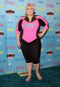 Aktris komedi asal Australia, Rebel Wilson tampil unik mengenakan pakaian ketat berwarna hitam dan pink dengan nama Rebel yang terpampang di bagian depan. Jason Merritt/Getty Images/AFP.