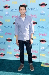 Bintang 'Percy Jackson', Logan Lerman terlihat casual dengan kemaja dan celana jeans. Jason Merritt/Getty Images/AFP.