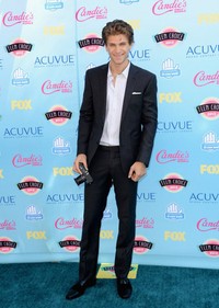 Aktor Keegan Allen tampil mengenakan setelan jas dari Ralph Lauren dan sepatu dari Christian Louboutin. Jason Merritt/Getty Images/AFP.     