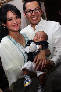 Shezy Idris dan suaminya, Akiz nampak bahagia merayakan Idul Fitri saat ditemui di daerah Cengkareng, Jakarta Barat, Jumat (9/8/2013). (detikHOT)