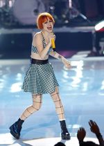 Rambut Pendek dan Berponi Hayley Williams