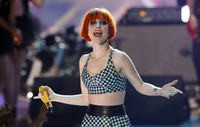Hayley tampak nyentrik di acara Teen Choice Awards 2013. REUTERS/Mario Anzuoni.