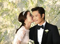 Min Jung mengecup pipi sang suami dengan mesra. REUTERS/Lee Jae Won.