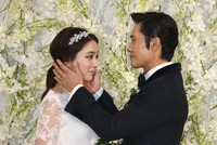 Selamat Lee Byung Hun dan Lee Min Jung! REUTERS/Lee Jae Won.