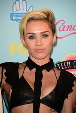 Miley Cyrus Pamer Bra di Teen Choice Awards 2013