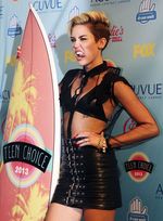 Miley Cyrus Pamer Bra di Teen Choice Awards 2013