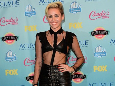 Miley Cyrus Pamer Bra di Teen Choice Awards 2013