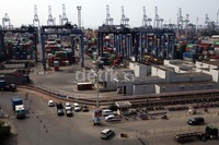 Sebanyak 4.000 kontainer yang sebelumnya tertumpuk di Tanjung Priok kini 50% sudah dipindah.