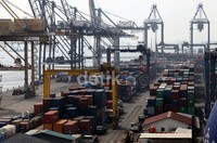 Kontainer  yang sebelumnya tertumpuk dipindahkan ke Tempat Penampungan Sementara (TPS) Marunda     
