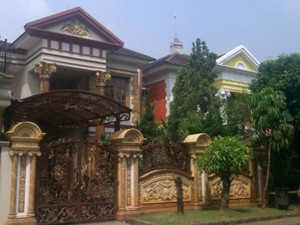 Pelaku Tembak Rumah Perwira Polisi dari Pinggir Jalan