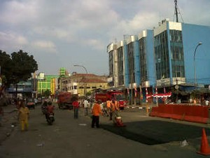 Setelah Penertiban PKL, Jalan Berlubang di Tanah Abang Ditambal
