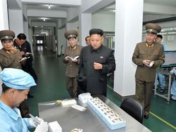Kim Jong Un Sidak Pabrik Smartphone Korea Utara