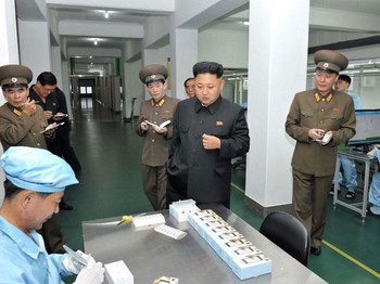 Menurut media asal Korea Utara, North Korea Tech, pabrik ponsel tersebut dibangun di wilayah Pyongyang. Fasilitas inilah yang akan membuat Arirang AS1201, smartphone Android dengan layar 3,5 inch. (credit: Reuters/KCNA)