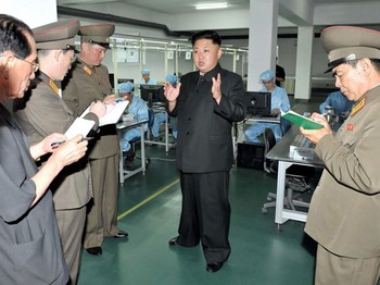 Kim Jong Un, pemimpin Korea Utara, menyambut baik keberadaan pabrik terebut. Bahkan ia secara langsung menyempatkan waktu untuk mengunjungi fasilitas itu.(credit: Reuters/KCNA)