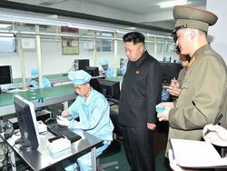Kim Jong Un Sidak Pabrik Smartphone Korea Utara