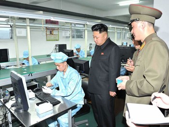 Arirang AS1201 diklaim bukanlah smartphone Android biasa. Ponsel ini lebih mengedepankan citarasa lokal dengan sistem keamanan yang ketat, jadi diharapkan tidak ada informasi yang bocor melalui gadget tersebut.(credit: Reuters/KCNA)