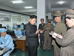 Kim Jong Un Sidak Pabrik Smartphone Korea Utara