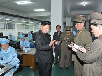 Belum diketahui secara persis spesifikasi atau pun harga ponsel tersebut. Begitu juga soal kemungkinannya dipasarkan di negara selain Korea Utara.(credit: Reuters/KCNA)