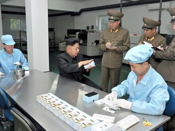 Pun begitu fungsi pabrik tersebut sebagai pembuat ponsel masih diragukan. Blog teknologi bernama North Korea Tech mengaku bahwa smartphone tersebut merupakan buatan China. Hanya saja proses perakitanya dilakukan di pabrik yang dikunjungi Kim Jong Un itu. (credit: Reuters/KCNA)